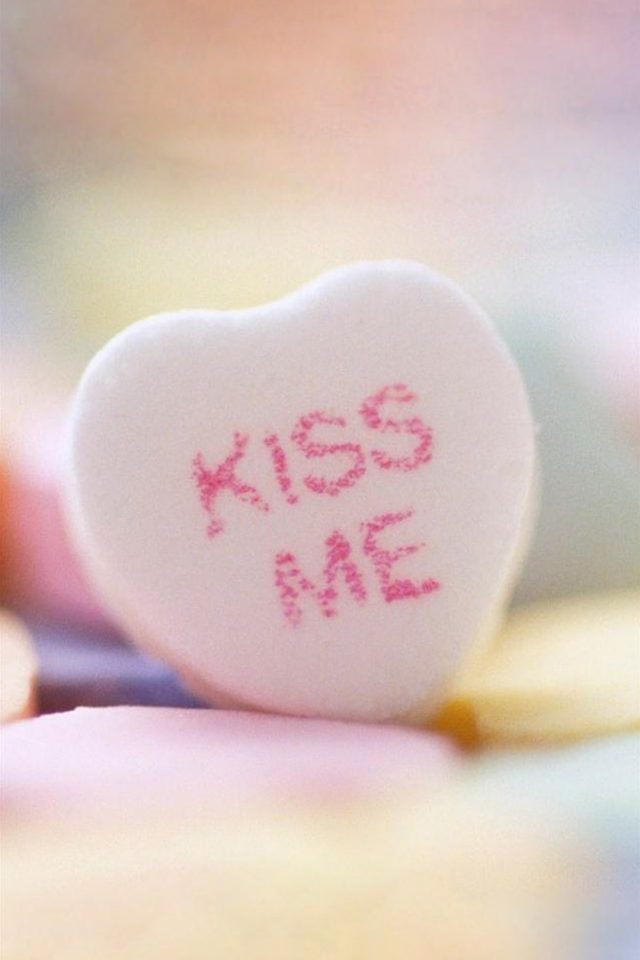 Kiss Me Android wallpaper