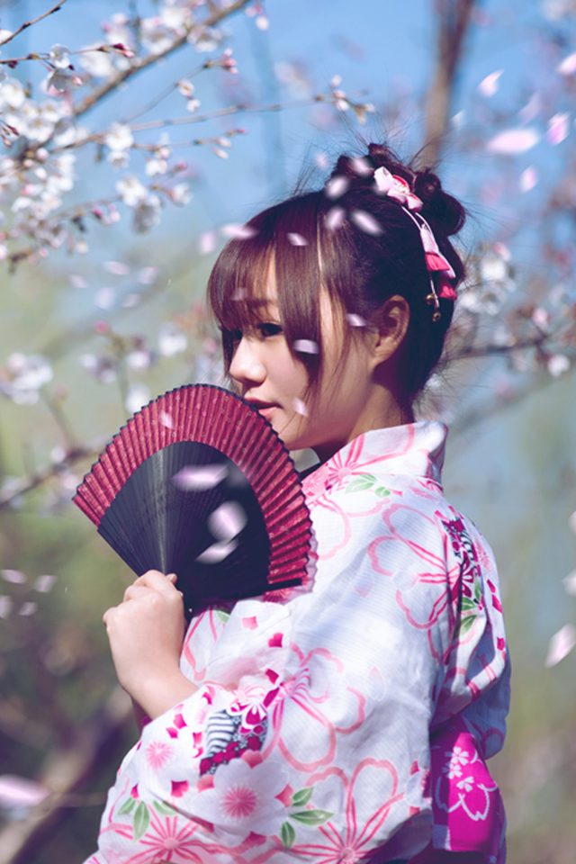 Shy Japanese girl Sakura Android wallpaper